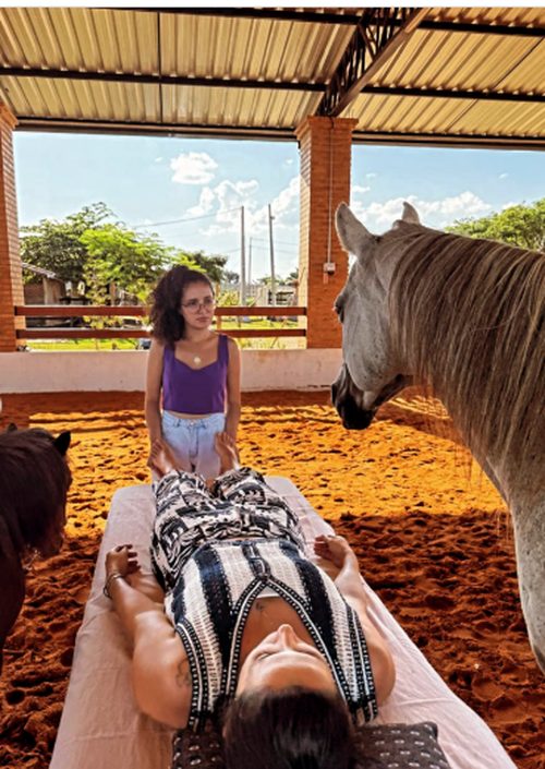 Quick massage em ambiente corporativo durante atendimento empresarial